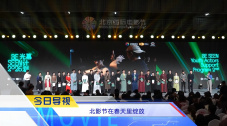 他掀起她的蕾丝奶罩轻轻揉视频